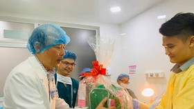 Tiến sĩ- Bác sĩ Lê Quang Thanh - Giám đốc Bệnh viện Từ Dũ tặng quà, chúc mừng gia đình sản phụ. Ảnh: NGỌC DIỆP
