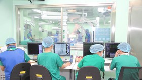 Đội ngũ y bác sĩ tiến hành phẫu thuật cho bệnh nhân