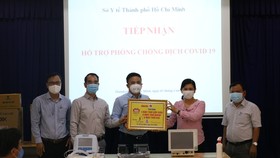 Đại diện Báo Tuổi Trẻ trao tặng quà, tiền mặt hỗ trợ chương trình "Cùng Tuổi Trẻ chống dịch Covid-19" cho Sở Y tế TPHCM. Ảnh: HOÀNG AN