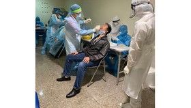 Nhân viên y tế lấy mẫu xét nghiệm