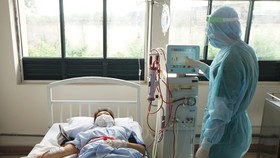 Bệnh nhân đang chạy thận nhân tạo tại Khu cách ly Trung tâm quận 2