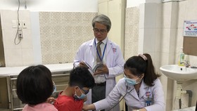 Các bác sĩ đang thăm khám cho bệnh nhi
