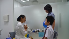 Bác sĩ đang tư vẫn tiêm chủng cho trẻ