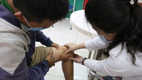 Bác sĩ đang thăm khám cho bệnh nhân bị kiến ba khoang đốt
