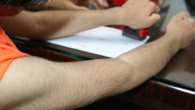 Bác sĩ đang thăm khám cho bệnh nhân