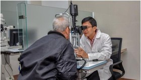 Bệnh viện Mắt TPHCM phẫu thuật miễn giảm viện phí cho đối tượng chính sách