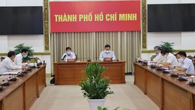 Chủ tịch UBND TPHCM Nguyễn Thành Phong phát biểu chỉ đạo tại cuộc họp