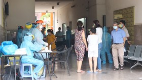 Ngành y tế lấy mẫu xét nghiệm tại chung cư Thái An, quận 12