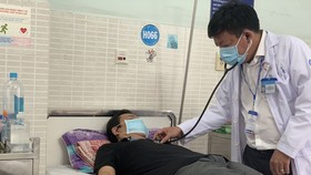 BS.CKI. Võ Tấn Kiệt khám bệnh tại Bệnh viện quận Tân Phú