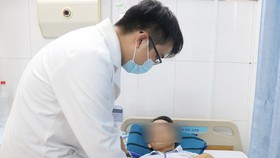 Bác sĩ đang thăm khám cho bệnh nhân
