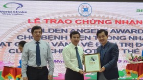 PGS-TS Nguyễn Huy Thắng, Phó Chủ tịch Hội Đột quỵ Việt Nam (bìa phải) trao giấy chứng nhận tiêu chuẩn vàng quốc tế về đột quỵ cho Bệnh viện Thống Nhất