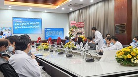 Các bác sĩ Bệnh viện Chợ Rẫy đang tư vấn hội chẩn với Trung tâm Y tế quân dân y huyện Côn Đảo (Bà Rịa - Vũng Tàu)