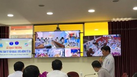 Các bác sĩ Bệnh viện Nhi đồng 1 cùng hội chẩn với Bệnh viện Sản Nhi An Giang