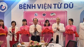 Cắt băng khai trương Hệ thống tư vấn, khám chữa bệnh từ xa tại Bệnh viện Từ Dũ vào sáng 22-10-2020.