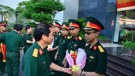 Đại tá, TS-BS Trần Quốc Việt, Phó Giám đốc Bệnh viện Quân y 175 động viên nhân viên lên đường