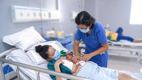 Bác sĩ đang thăm khám cho mẹ con sản phụ ẢNH: BVCC