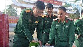 Quảng Ngãi: Bộ đội gói 160 cặp bánh chưng tặng người nghèo