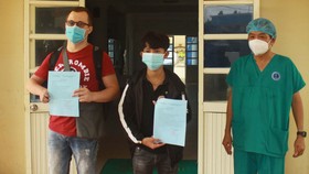 Hai bệnh nhân Covid-19 ở Quảng Ngãi đã khỏi bệnh: “ Các y, bác sĩ đã chăm sóc tôi như người nhà!”