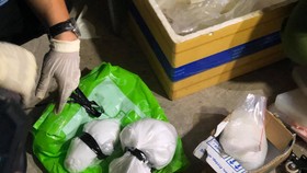 Tại hiện trường, công an phát hiện và thu giữ hơn 5kg chất rắn tinh thể màu trắng nghi ma túy