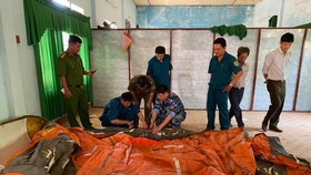 Bộ Tư lệnh Vùng Cảnh sát biển 2 tặng phao bè cứu sinh cho vùng lũ tỉnh Quảng Ngãi