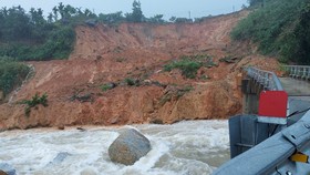 Quảng Ngãi: Tiếp tục sạt lở tuyến đường Trường Sơn Đông, di dời dân khẩn cấp
