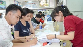 Sinh viên nộp đơn xét tuyển tại một trường ĐH