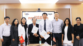 Đại diện Tập đoàn giáo dục Nguyễn Hoàng và National Geographic Learning (Hoa Kỳ) chụp ảnh lưu niệm trong lễ ký kết Biên bản ghi nhớ hợp tác