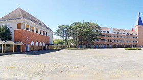 Trường Cao đẳng Sư phạm Đà Lạt được Hiệp hội Kiến trúc sư thế giới (UIA) công nhận là một trong số 1.000 công trình xây dựng độc đáo nhất của thế giới trong thế kỷ XX
