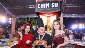 Diễn viên Ninh Dương Lan Ngọc, đầu bếp Hollywood Jack Lee và Á hậu Phương Nga giao lưu tại gian hàng CHIN-SU