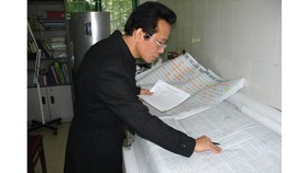 Cựu chiến binh Trần Đình Huân kiểm tra hồ sơ và đối chiếu thông tin liệt sĩ