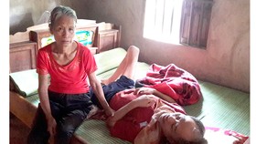Bệnh tật liệt giường chỉ trông vào cha mẹ già yếu