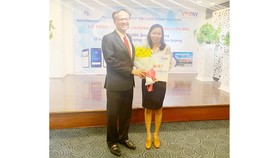 Khách hàng nhận giải nhất SaigonBank smart banking ngày 14-2