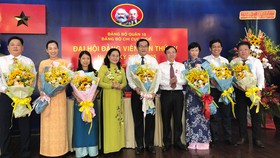 Đồng chí Nguyễn Thị Lệ, Phó Bí thư Thành ủy, Chủ tịch HĐND TPHCM tặng hoa chúc mừng Đại hội Đảng bộ Chi cục Thuế quận 10. Ảnh: KIỀU PHONG