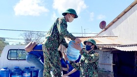 Bộ đội Biên phòng tặng bồn chứa nước và cấp nước sạch miễn phí vùng hạn mặn ven biển