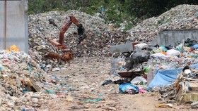 Rác tồn đọng chất thành núi ở Bãi Nhát - Côn Đảo