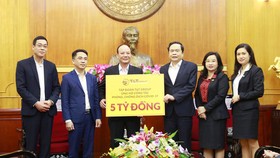 Đại diện Tập đoàn T&T Group trao ủng hộ 5 tỷ đồng cho công tác phòng chống dịch Covid-19