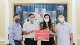 Tổng công ty Điện lực TPHCM (EVNHCMC) ủng hộ 300 triệu đồng phòng chống dịch Covid-19