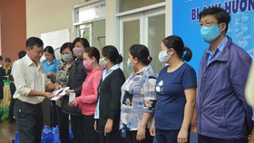 Liên đoàn Lao động quận Phú Nhuận trao quà giúp đoàn viên công đoàn vượt khó