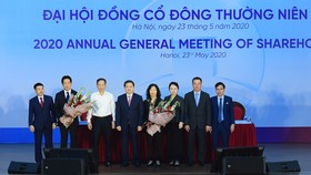 HĐQT VietinBank tặng hoa chúc mừng các thành viên mới của HĐQT VietinBank