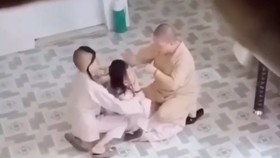 Hình ảnh sư cô ở chùa Long Nguyên (quận 4, TPHCM) hành xử bạo lực một tiểu ni, khiến dư luận bức xúc.Ảnh cắt từ clip