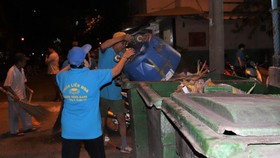 Các chư tăng, phật tử chùa Liên Hoa (quận 11, TPHCM) dọn vệ sinh trên địa bàn dân cư