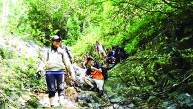 Nhiều nhóm bạn trẻ vẫn thường xuyên tổ chức các chuyến phượt mạo hiểm, đi bộ dài ngày xuyên rừng, vượt núi. Ảnh: BÙI ANH TUẤN