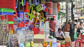 Mua bán tại một hộ kinh doanh ở quận 6, TPHCM. Ảnh: THÀNH TRÍ