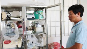 Nhiều thiết bị y tế tại Trạm Y tế xã Thới Bình được đầu tư nhưng không có người sử dụng