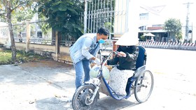 Anh Quân trao quà giúp người có hoàn cảnh khó khăn