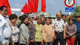 Ông Nguyễn Minh Hiếu, Chủ tịch HĐQT SSC (thứ nhất bên trái) cùng bà con vùng biên giới Tây Nam tại Lễ Khánh thành cầu Kênh 3 Xã, đây là 1 trong 6 chiếc cầu do SSC tài trợ cho Kiến Tường, Long An.