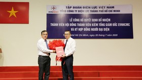 Ông Dương Quang Thành, Chủ tịch HĐTV EVN trao quyết định bổ nhiệm cho ông Nguyễn Văn Thanh 