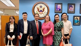 Bà Marie C. Damour - Tổng Lãnh sự Hoa Kỳ và NGND.PGS.TS Hồ Thanh Phong – Hiệu trưởng Đại học Quốc tế Hồng Bàng cùng các thầy cô tại Lãnh sự quán Hoa Kỳ