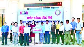 Công ty TNHH MTV Xổ số kiến thiết Đồng Tháp trao học bổng “Thắp sáng ước mơ” tại huyện Tháp Mười