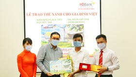 HDBank trao “Thẻ Xanh cho gia đình Việt” cho khách hàng đầu tiên